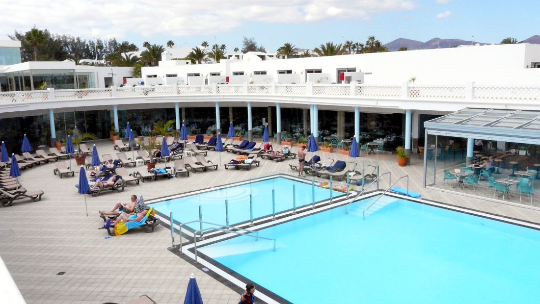 Hotel Las Costas - Pool und Frühstücksterrasse